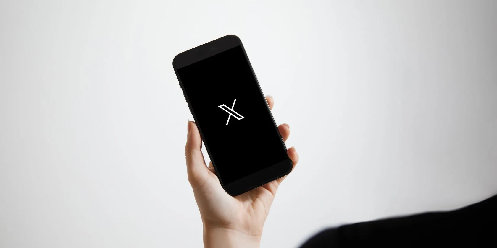 Biểu tượng X (Twitter) trên màn hình điện thoại thông minh