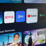 Biểu tượng YouTube hiển thị trên màn hình TV Samsung, liên quan đến tính năng làm mờ video nhạy cảm.