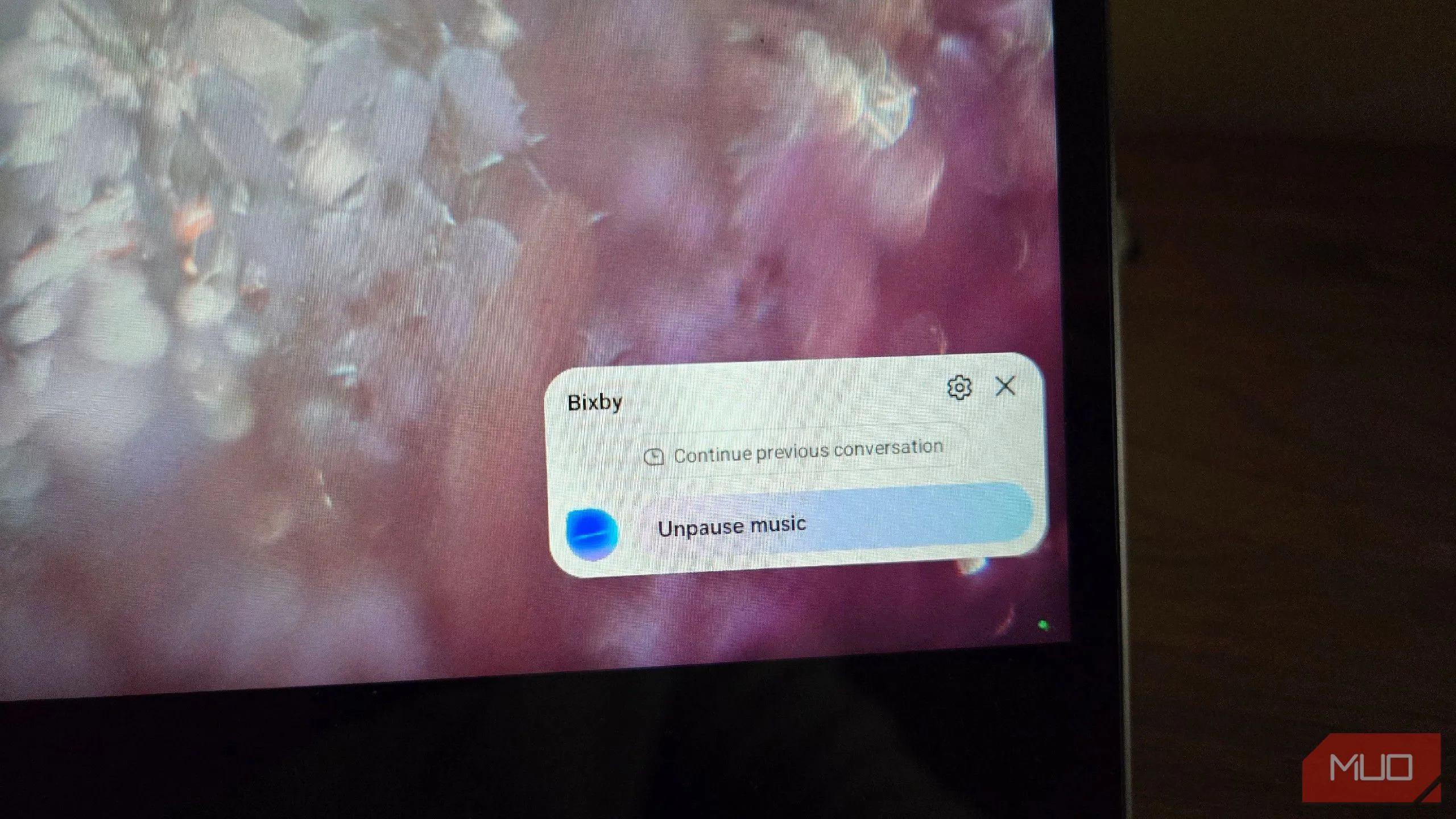 Bixby đang tạm dừng hoặc tiếp tục phát nhạc trên Samsung DeX, giúp người dùng quản lý âm thanh nền mà không cần thao tác chuột.