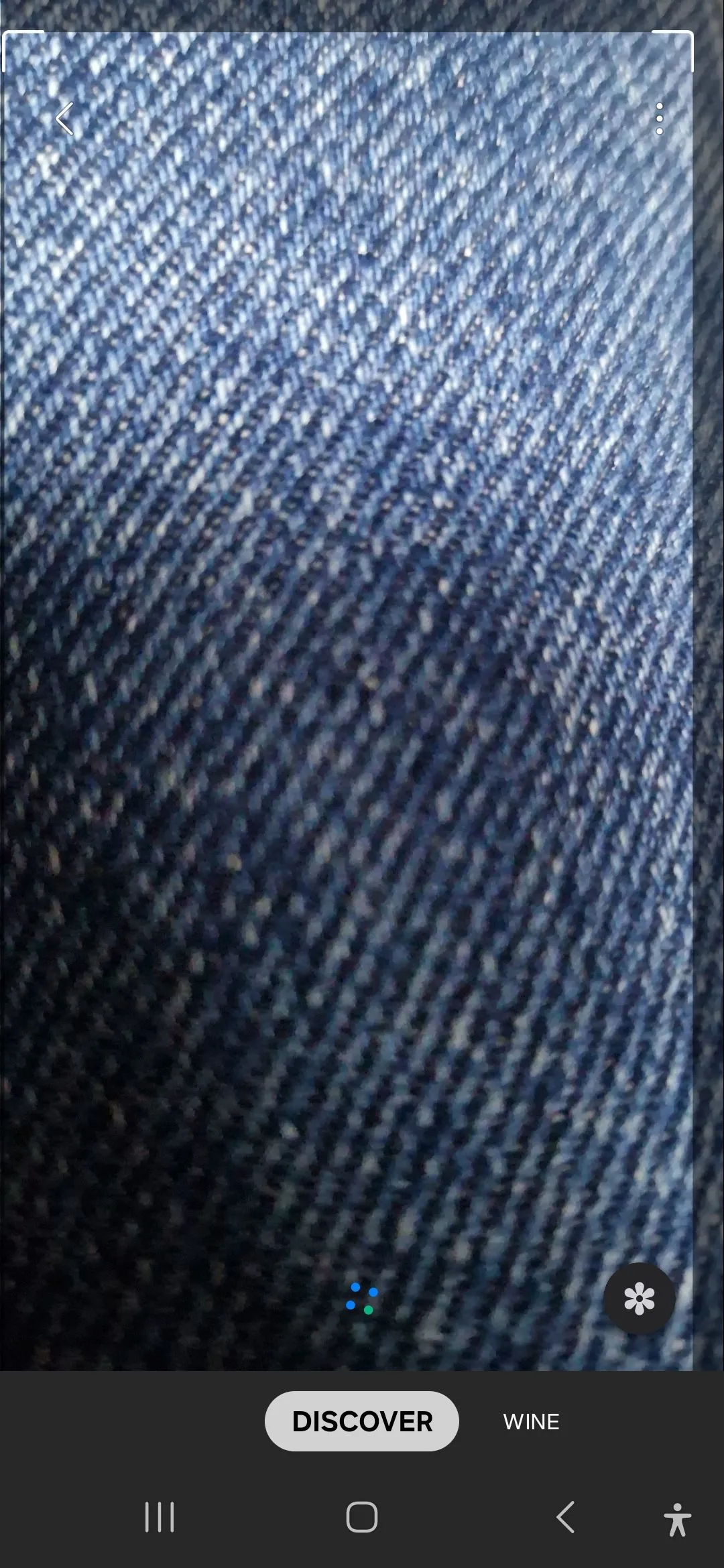 Bixby Vision đang quét một tấm vải denim, minh họa khả năng nhận diện vật liệu của ứng dụng