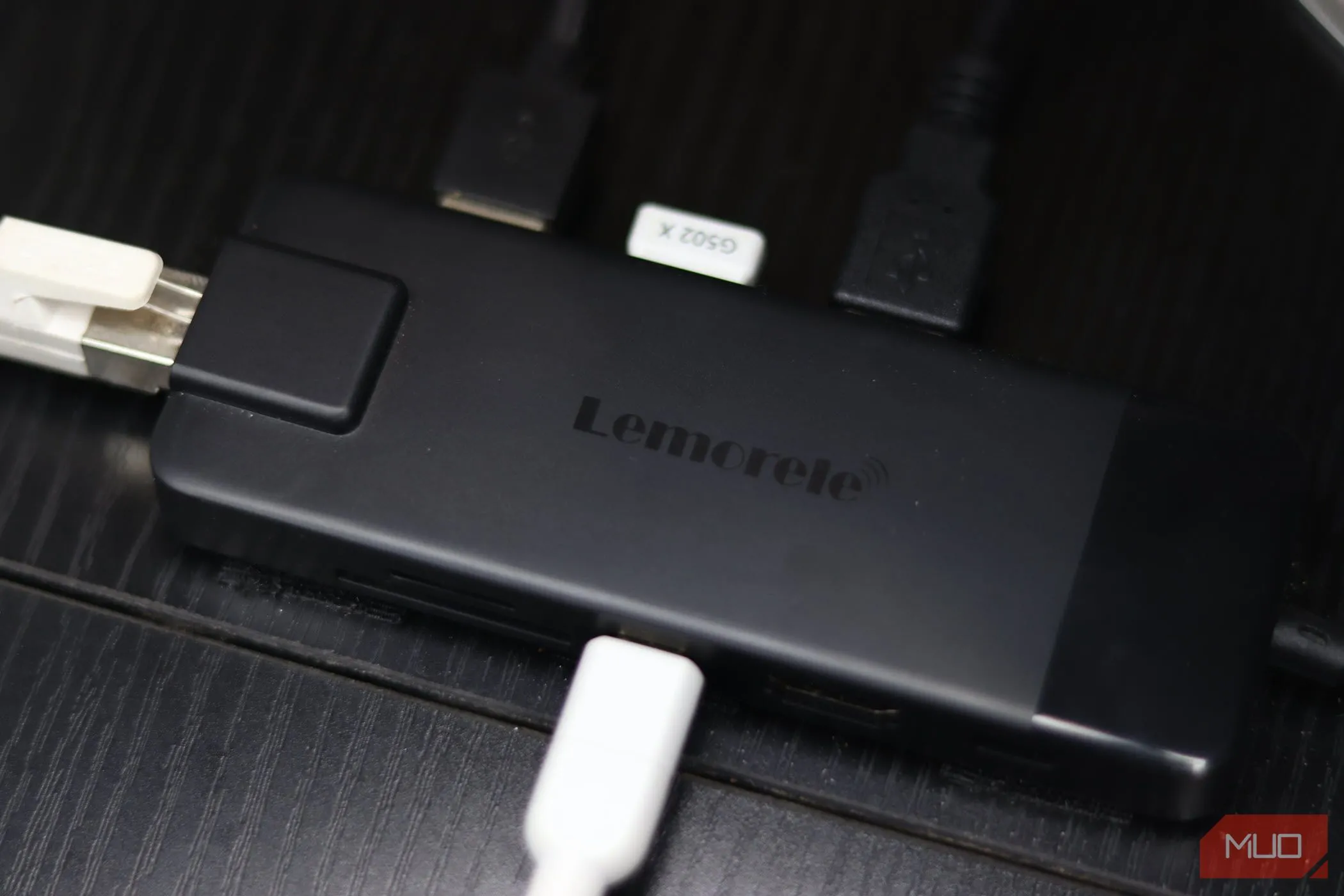 Bộ chia USB-C màu đen, giải pháp kết nối đa năng giúp tối ưu không gian làm việc và quản lý cáp trên bàn.