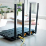 Bộ định tuyến Wi-Fi hiện đại với bốn ăng-ten trên bàn
