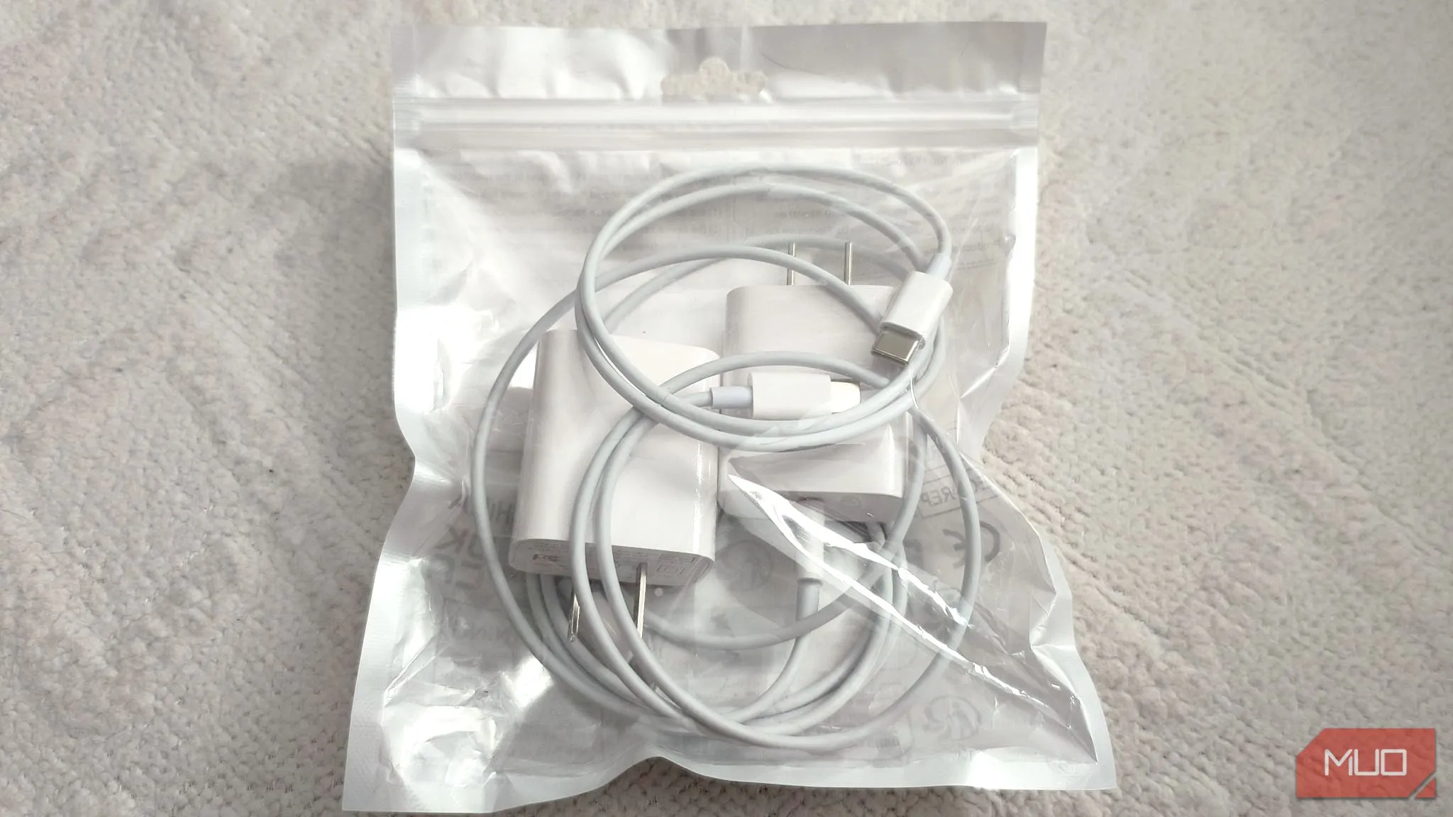 Bộ đôi Hub và cáp USB-C Shein trong bao bì nhựa màu trắng, minh họa chất lượng bất ngờ