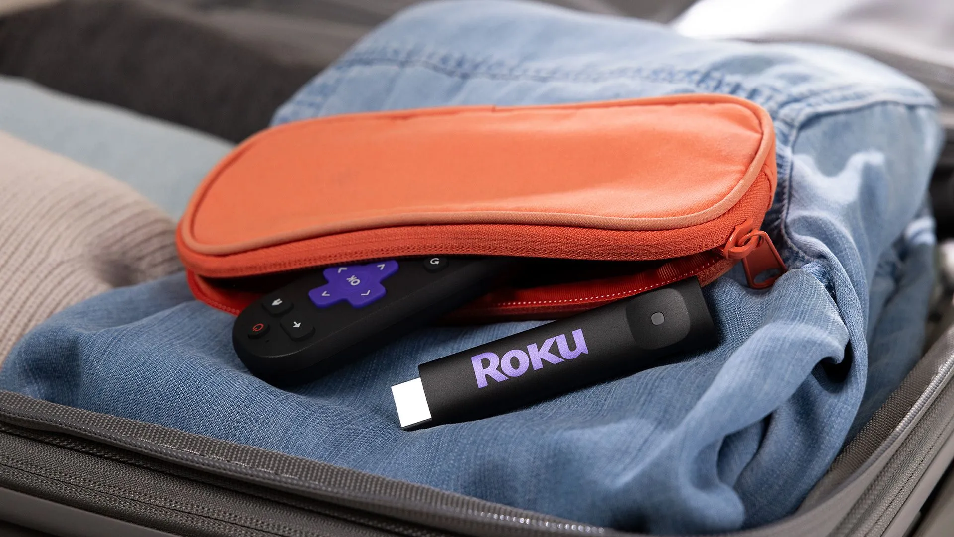 Bộ đôi thiết bị streaming Roku Streaming Stick và Streaming Stick Plus mới ra mắt trong bao bì