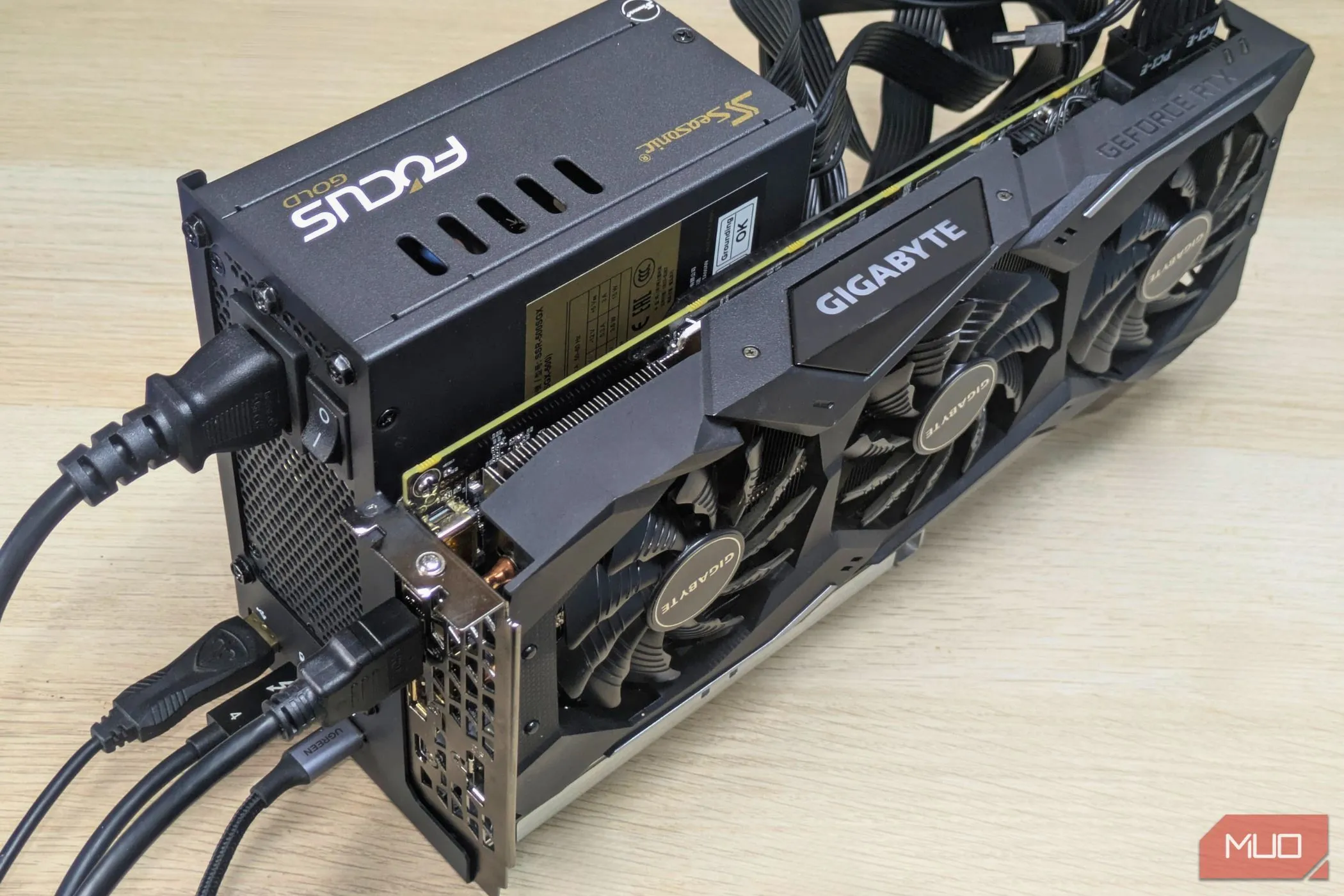 Bộ eGPU đã được lắp ráp hoàn chỉnh, kết nối với laptop và các thiết bị ngoại vi như bàn phím, chuột qua các cổng USB trên dock, minh họa tính năng mở rộng kết nối.