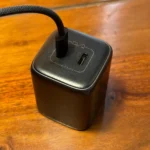 Bộ sạc điện thoại công suất cao đặt trên bàn có cắm cáp USB-C