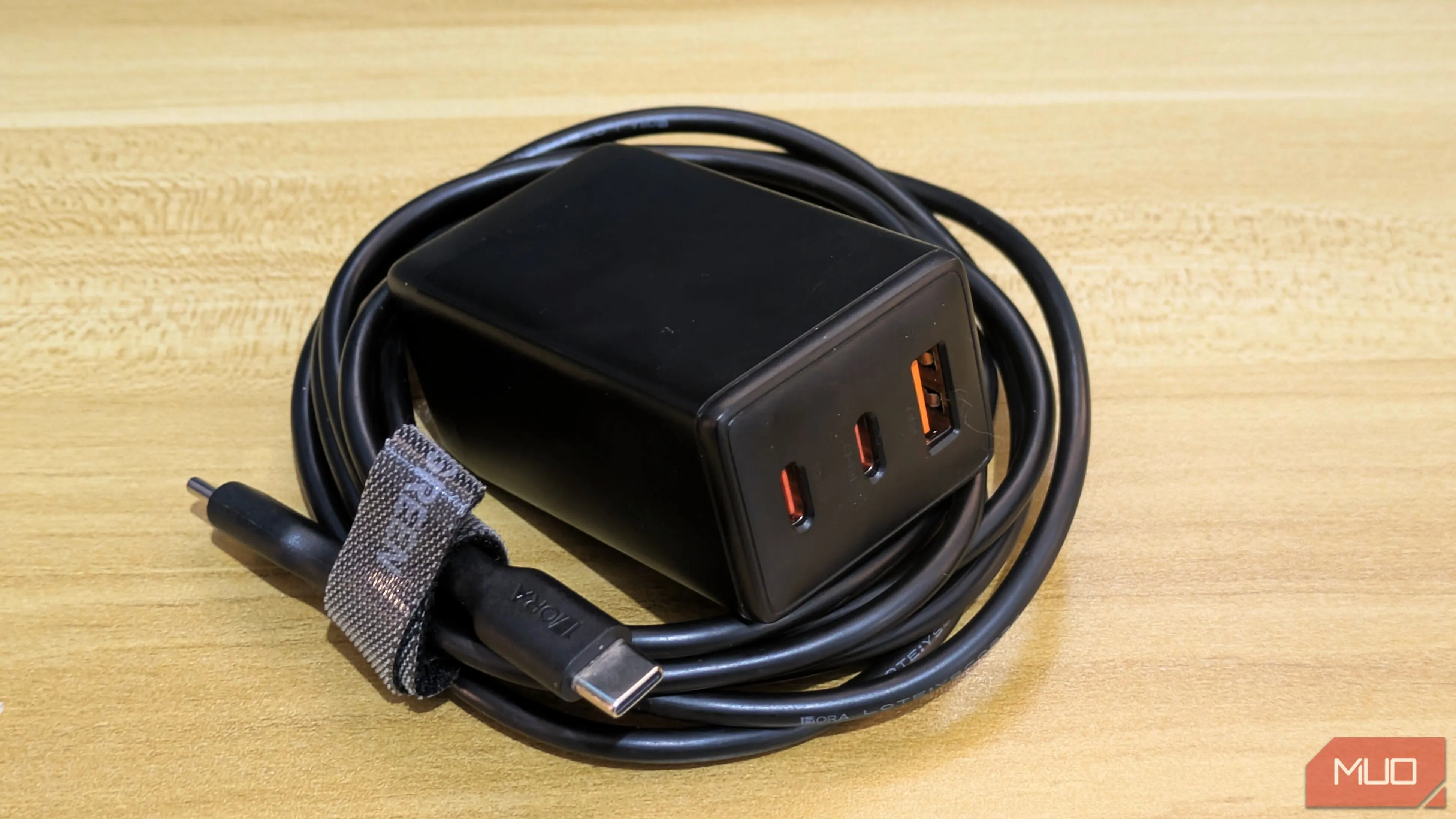 Bộ sạc GaN nhỏ gọn đi kèm cáp USB, thể hiện tính tiện lợi và khả năng sạc đa thiết bị của sạc GaN