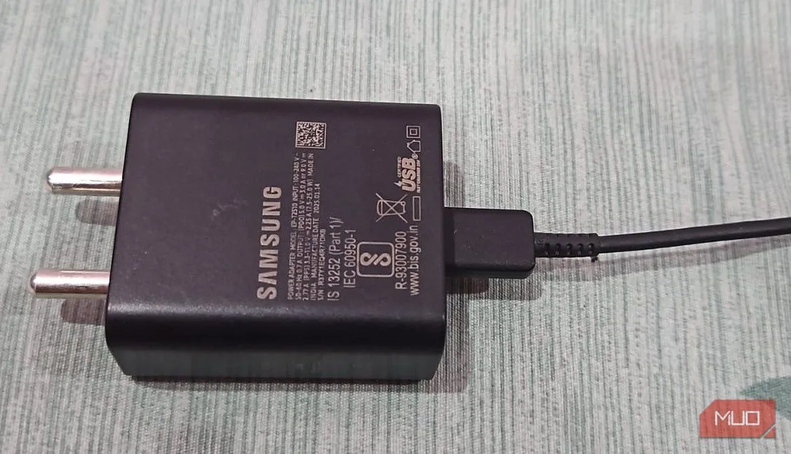 Bộ sạc GaN Samsung 25W đặt trên bàn, minh họa công nghệ sạc Gallium Nitride nhỏ gọn và hiệu quả