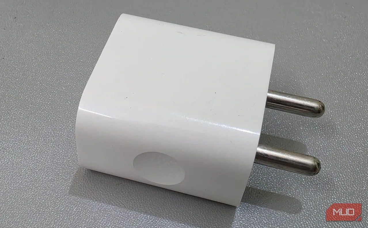 Bộ sạc iPhone 20W đặt trên bàn, thể hiện chuẩn sạc nhanh USB-PD phổ biến