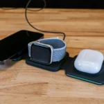 Bộ sạc không dây đa năng Infinacore T3 đang sạc iPhone, Apple Watch và AirPods tiện lợi.