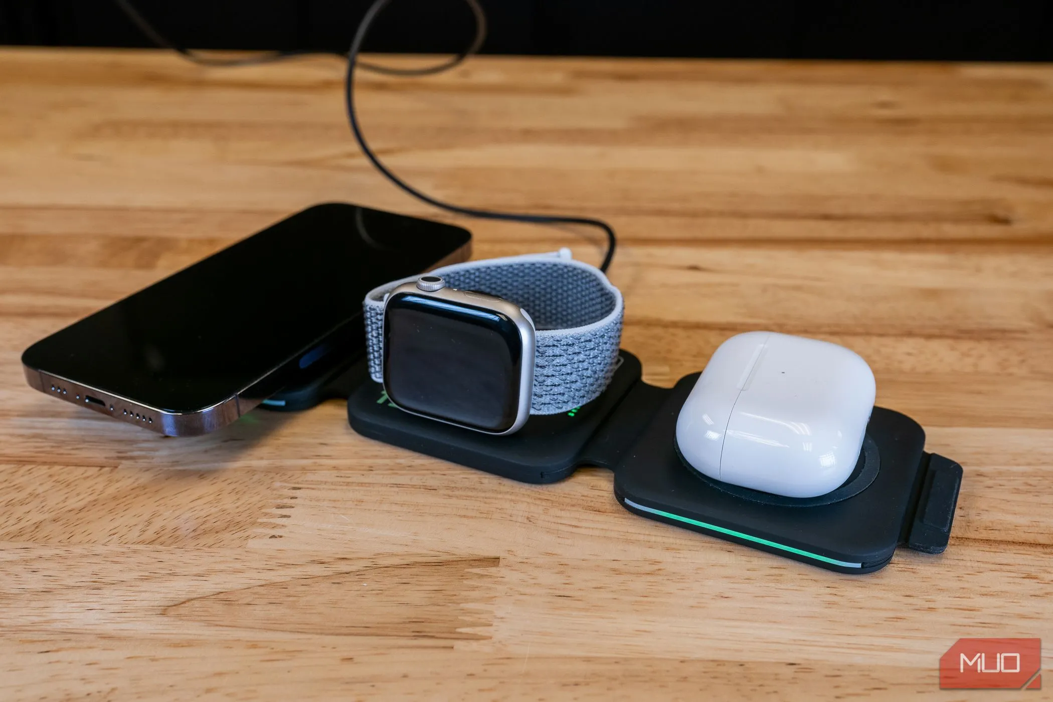 Bộ sạc không dây đa năng Infinacore T3 đang sạc iPhone, Apple Watch và AirPods tiện lợi.