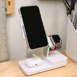 Bộ sạc không dây ESR 6 trong 1 với iPhone, AirPods và Apple Watch đang sạc, minh họa khả năng tương thích sạc Qi2 và MagSafe.