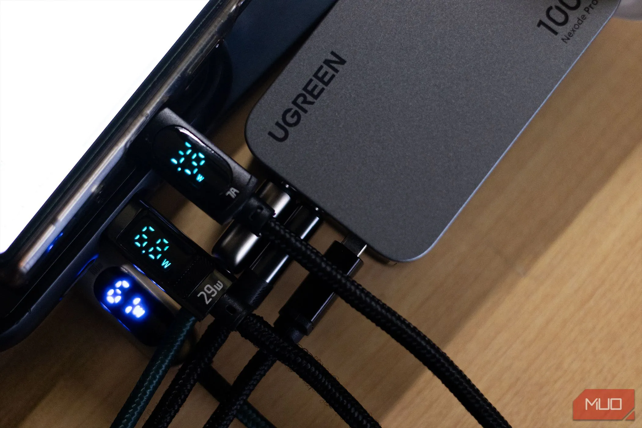 Bộ sạc tường USB-C Ugreen Nexode Pro 100W hiển thị công suất đầu ra, nhấn mạnh vai trò của cáp sạc chất lượng cao