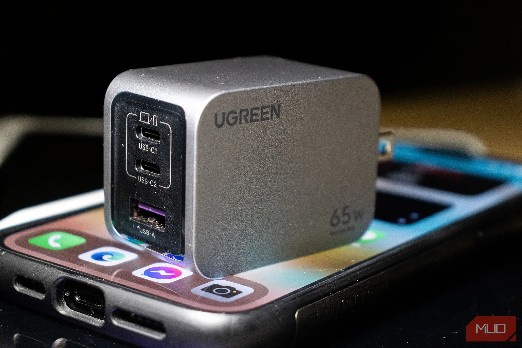 Bộ sạc Ugreen Nexode Pro 65W đang sạc cho iPhone 14 Pro Max, minh họa tầm quan trọng của việc giữ phụ kiện gốc khi bán điện thoại cũ.