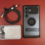 Bộ thiết bị cần thiết để quay video timelapse bằng điện thoại, bao gồm pin dự phòng và ổ cứng di động.
