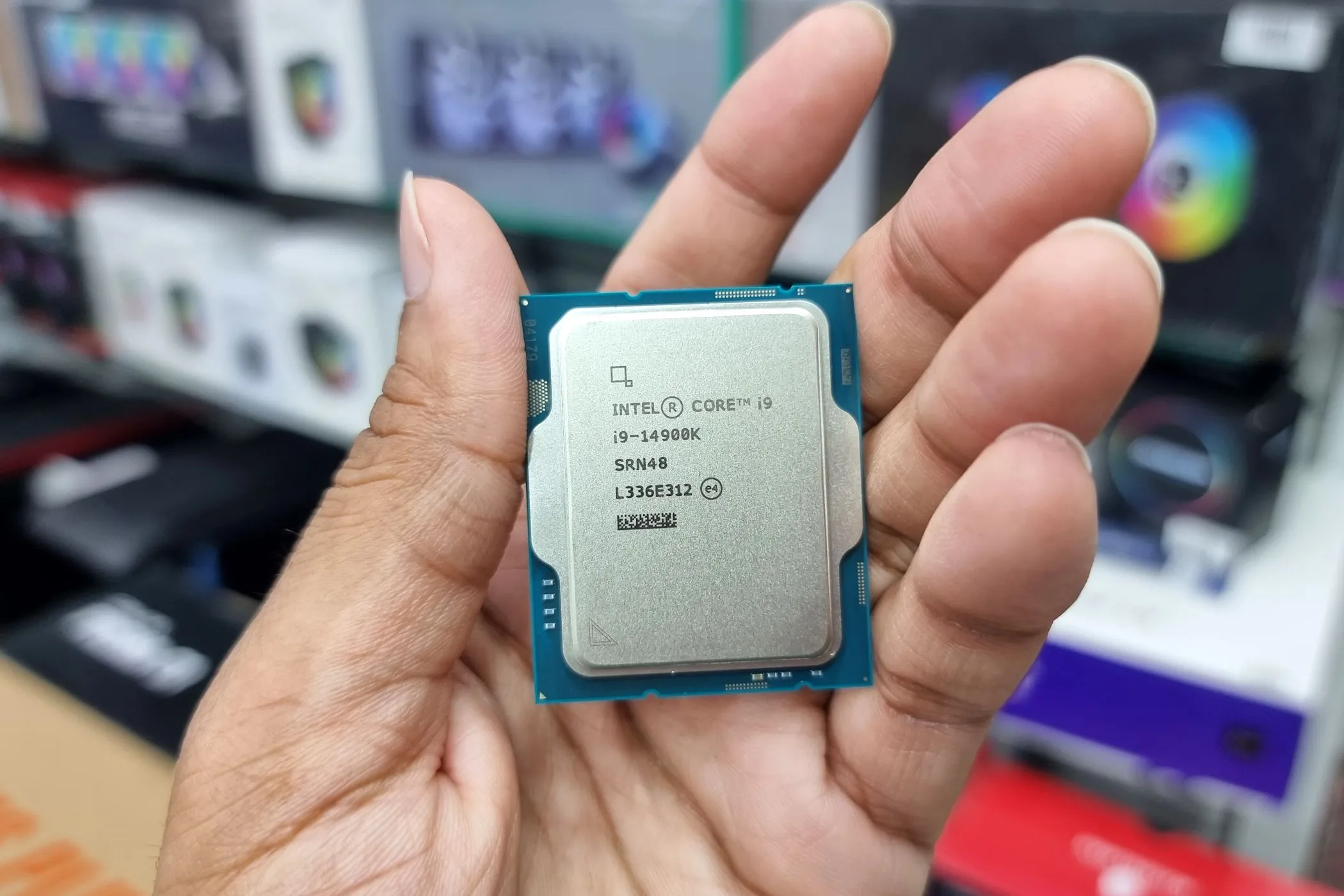 Bộ vi xử lý Intel Core thế hệ 14 trên tay minh họa mối đe dọa ransomware tấn công CPU