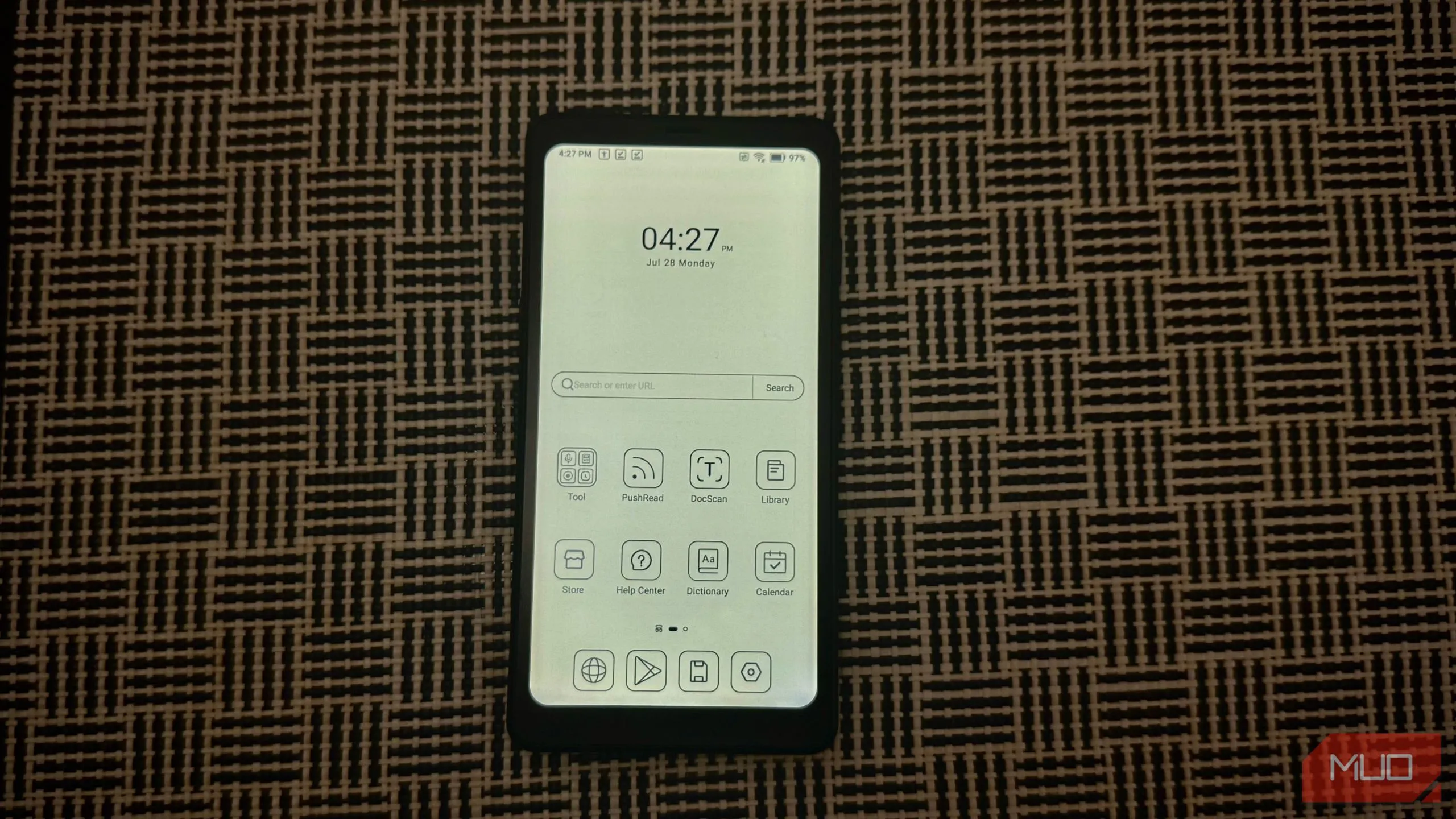 Boox Palma 2 đặt trên bàn với màn hình chính hiển thị, thể hiện sự đơn giản và ít xao nhãng của thiết bị tối giản