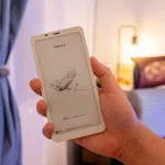 Boox Palma 2 với màn hình e-ink đen trắng được cầm gọn trong lòng bàn tay