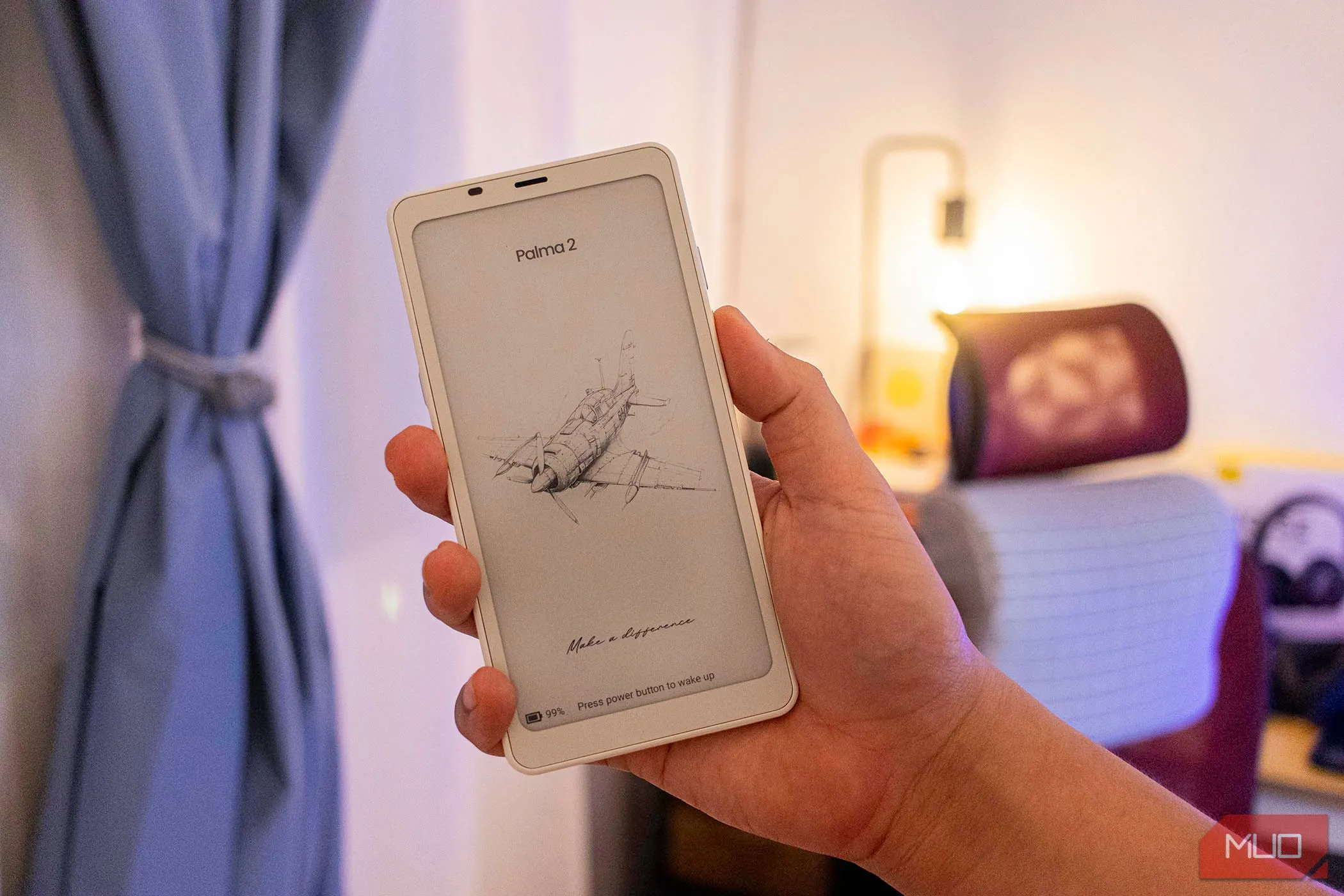 Boox Palma 2 với màn hình e-ink đen trắng được cầm gọn trong lòng bàn tay