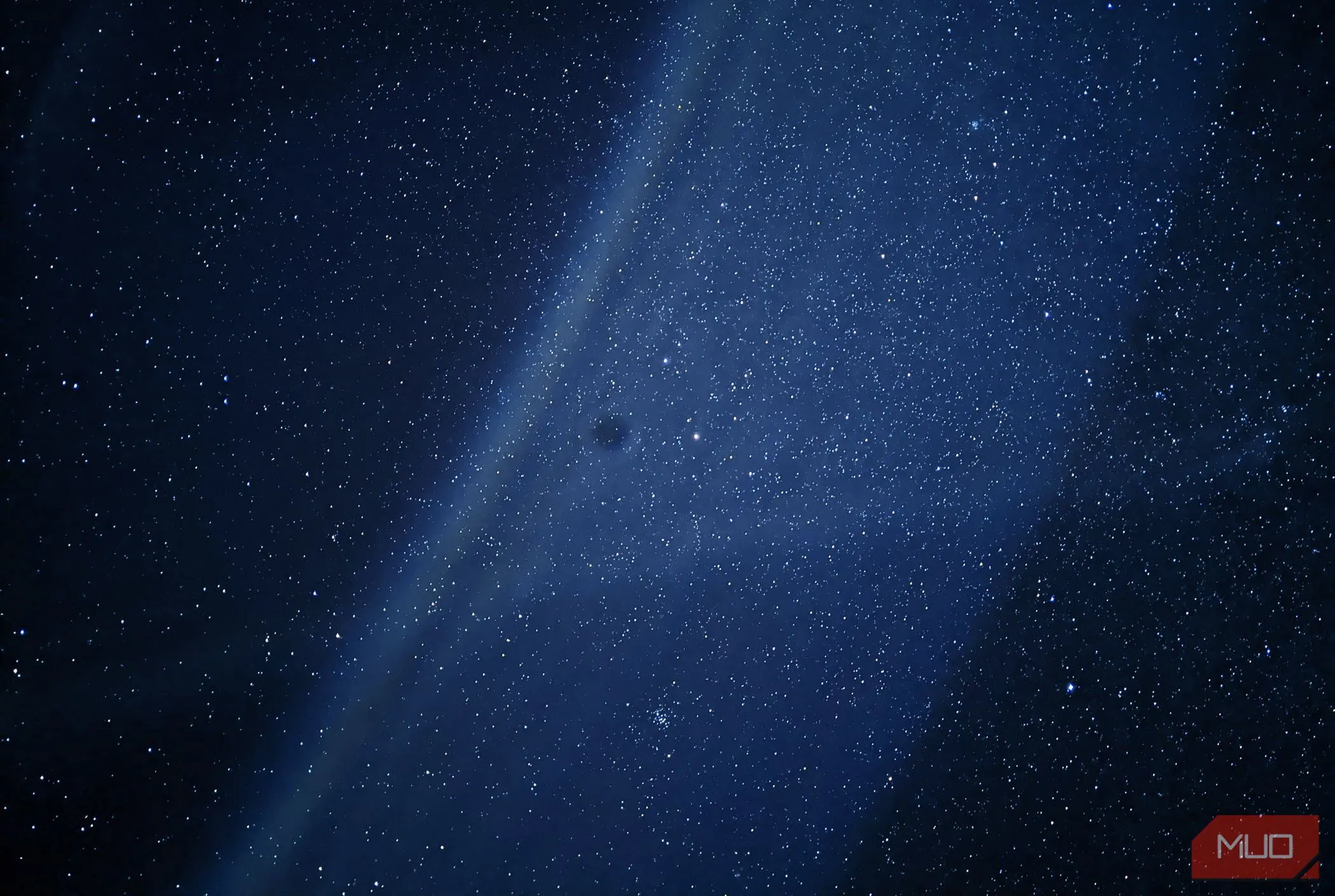 Bức ảnh bầu trời đêm đầy sao được chụp bằng chế độ Astrophotography trên Google Pixel 4a, thể hiện khả năng chụp ảnh thiếu sáng ấn tượng