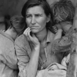 Bức ảnh biểu tượng "Người mẹ di cư" của Dorothea Lange chụp một người mẹ đang ôm con trong Đại Khủng hoảng, thể hiện sự kiệt quệ và hy vọng mong manh.