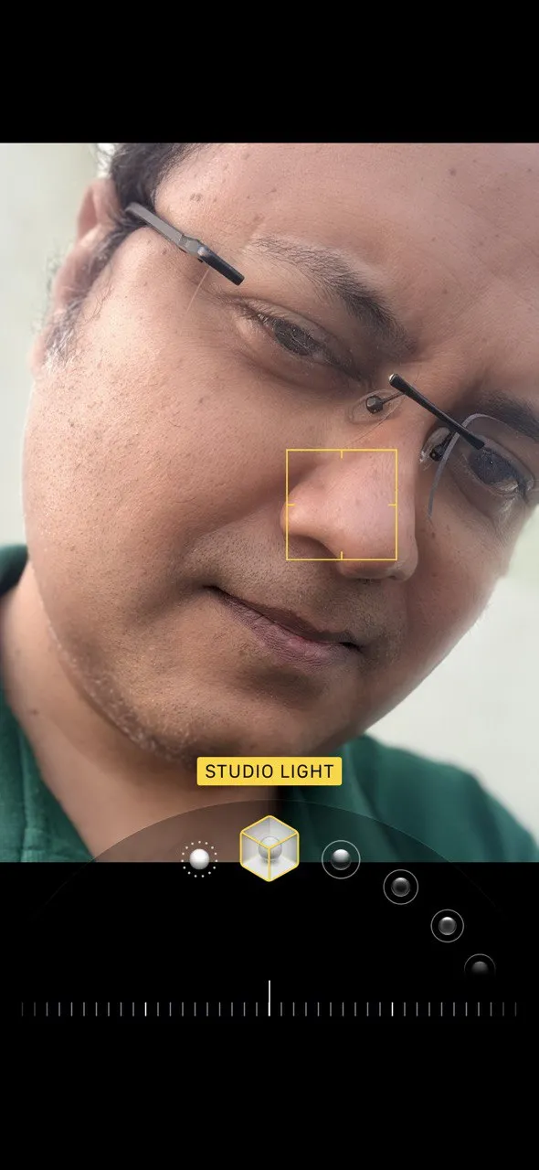 Bức ảnh chân dung chụp bằng iPhone trong chế độ Ánh sáng Studio, cho thấy khuôn mặt được làm sáng và mềm mại.