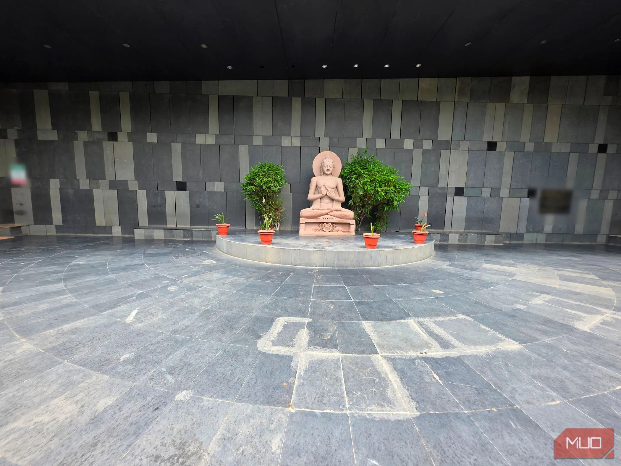 Bức ảnh chụp tượng Phật bằng ống kính góc rộng cho thấy khả năng bao quát không gian lớn, lý tưởng để chụp ảnh nhóm đông người