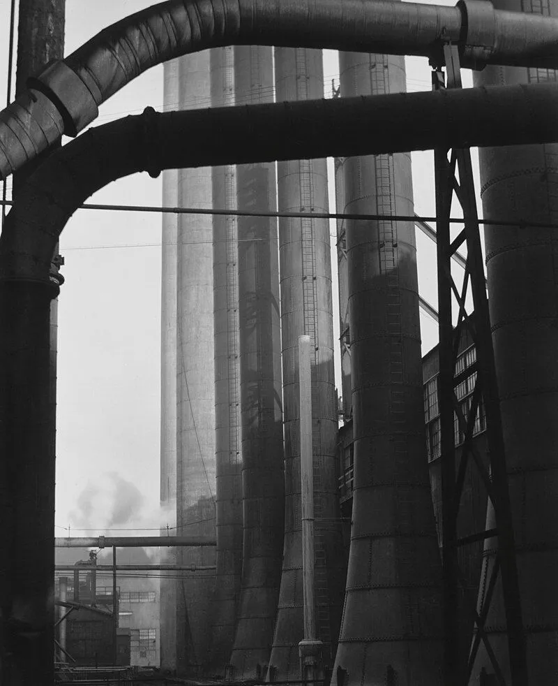 Bức ảnh công nghiệp &quot;Armco Steel&quot; của Edward Weston, nhấn mạnh hình dáng và kết cấu của vật thể.