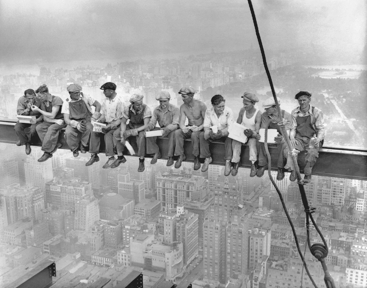 Bức ảnh đen trắng nổi tiếng &quot;Lunch atop a Skyscraper&quot;, mô tả công nhân ăn trưa trên dầm thép cao tầng.