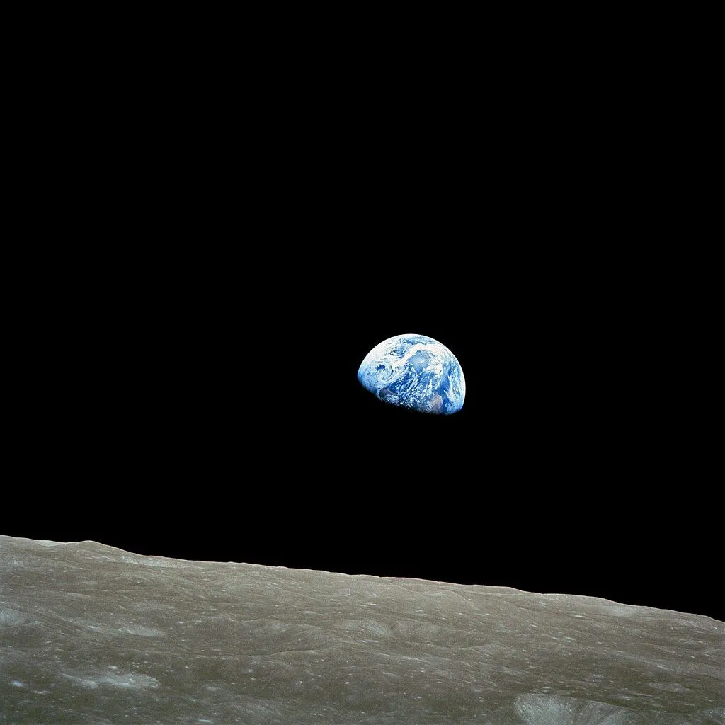 Bức ảnh &quot;Earthrise&quot; nổi tiếng chụp Trái Đất từ quỹ đạo mặt trăng bởi William Anders.