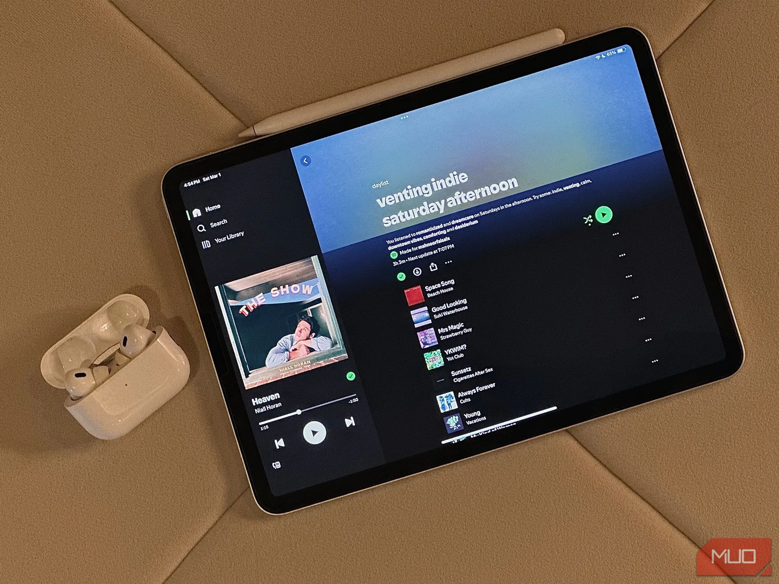 Bức ảnh gốc một chiếc iPad và hộp đựng tai nghe AirPods trước khi chỉnh sửa