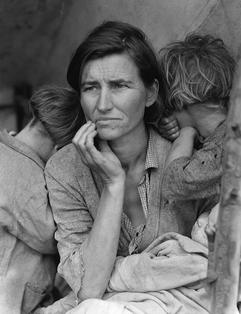 Bức ảnh kinh điển &quot;Migrant Mother&quot; của Dorothea Lange, khắc họa người mẹ với vẻ mặt lo lắng cùng các con.