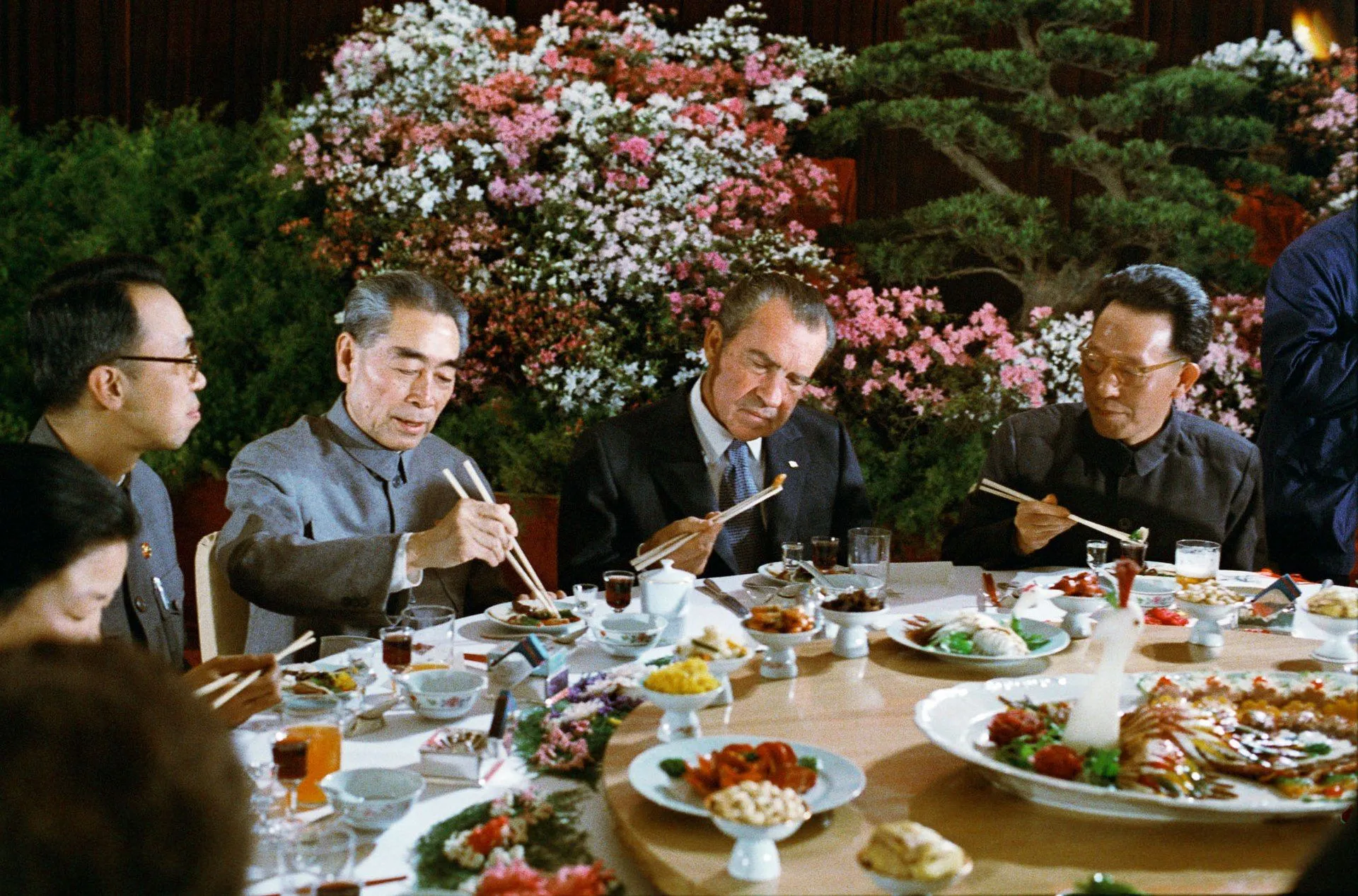 Bức ảnh lịch sử chụp cựu Tổng thống Richard Nixon đang dùng đũa trong bữa tiệc với các quan chức Trung Quốc, tượng trưng cho chuyến thăm quan trọng.