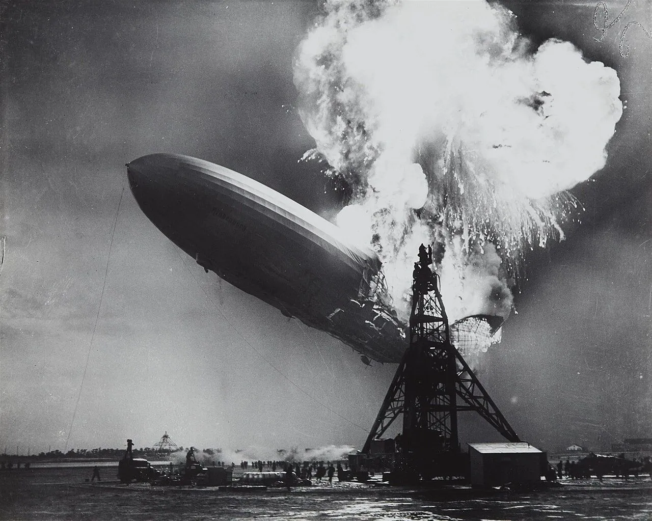 Bức ảnh lịch sử ghi lại thảm họa Zeppelin Hindenburg phát nổ và bốc cháy dữ dội, một khoảnh khắc phức tạp và đầy bi kịch.