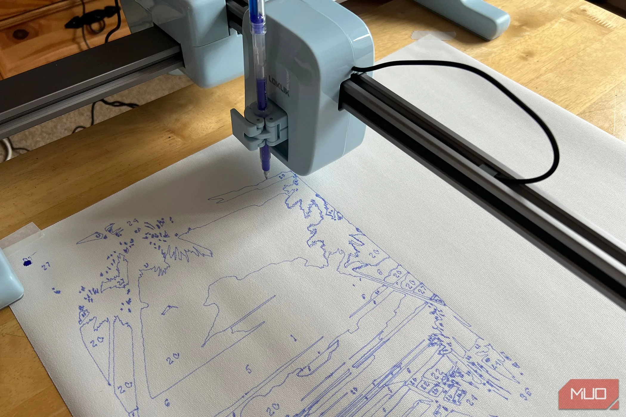 Bút tẩy nhiệt LOKLiK đang phác thảo đường nét trên bề mặt canvas