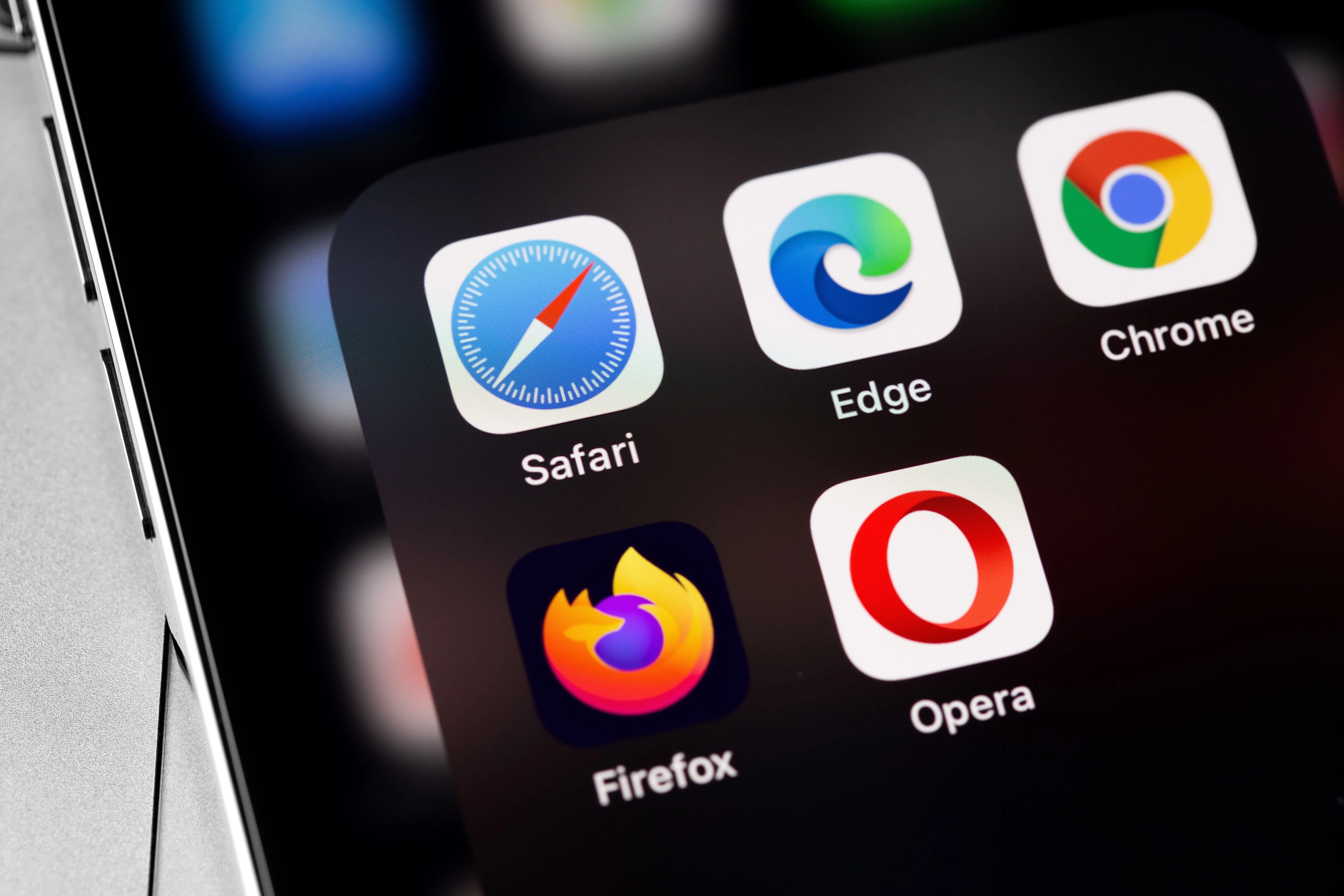 Các biểu tượng trình duyệt web phổ biến như Safari, Chrome, Edge, Firefox, Opera trên màn hình điện thoại iPhone, minh họa sự phong phú của các ứng dụng duyệt web đa nền tảng.