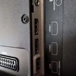 Các cổng HDMI phía sau Smart TV để kết nối máy tính