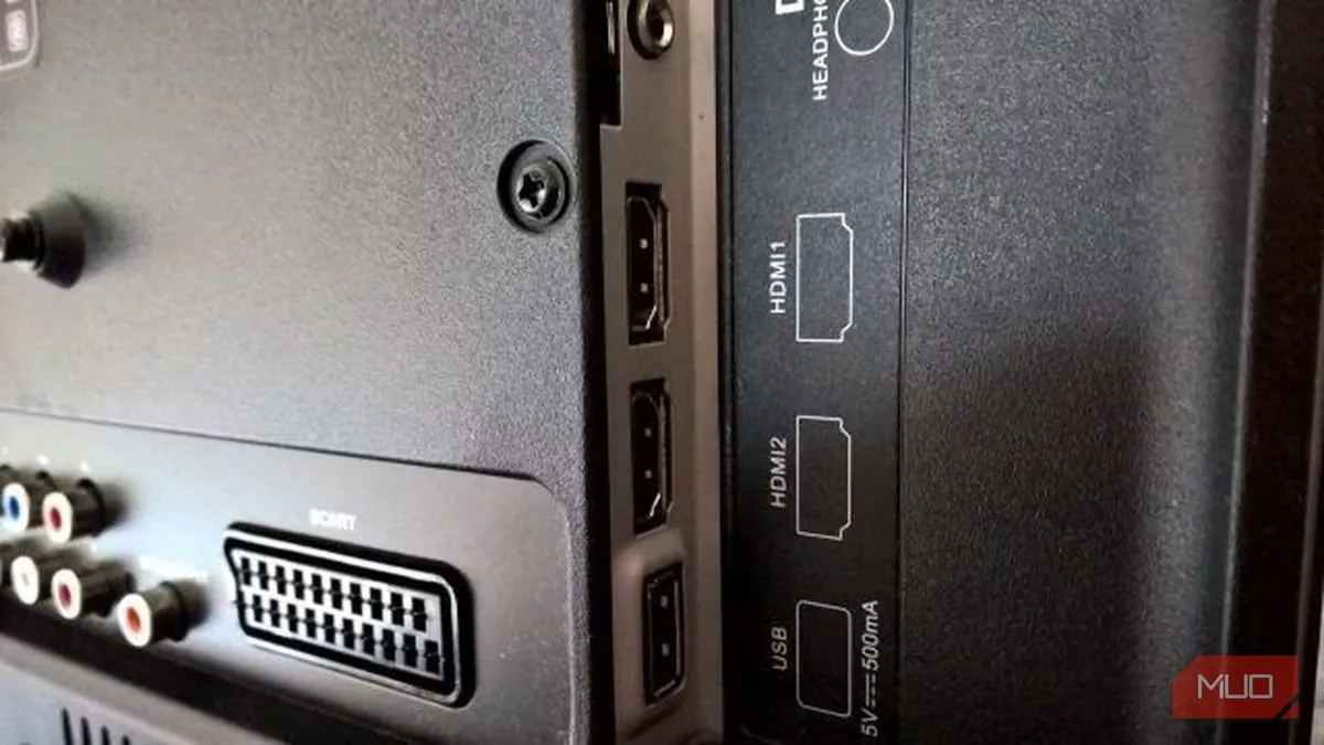 Các cổng HDMI phía sau Smart TV để kết nối máy tính