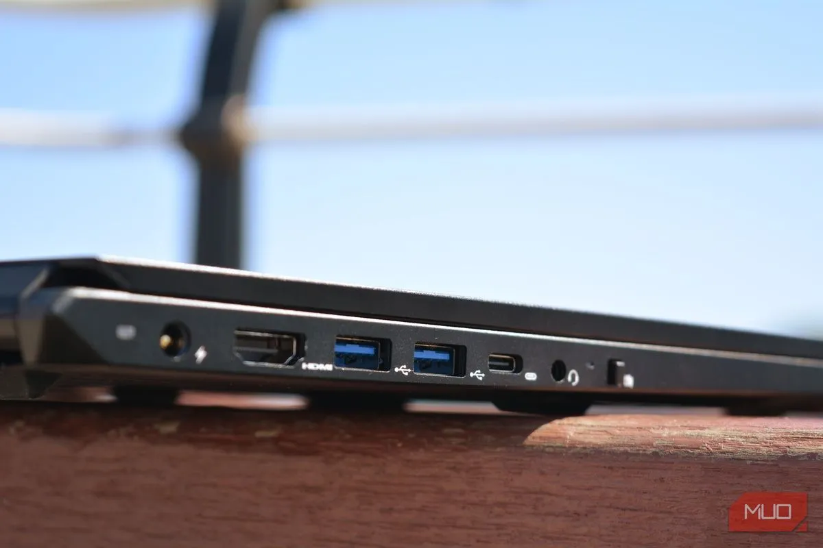 Các cổng USB trên thân laptop System76 Pangolin, minh họa vị trí để đổi cổng kết nối chuột khi gặp lỗi