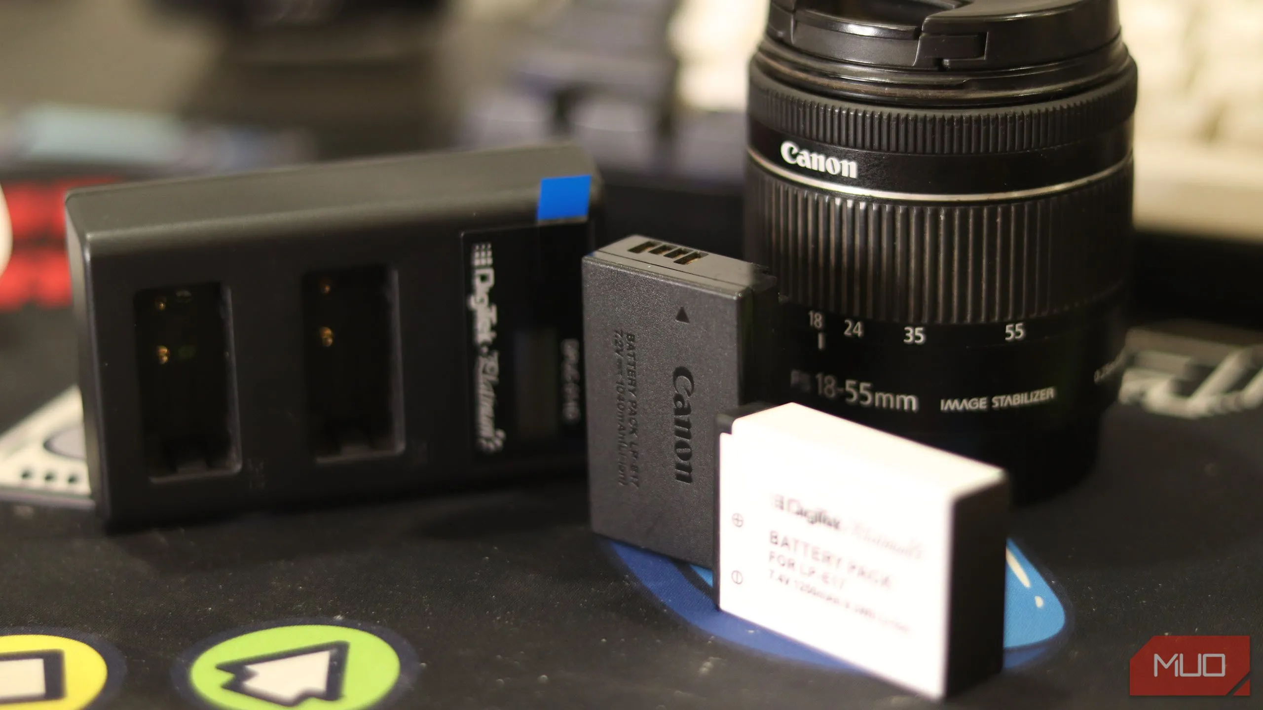 Các loại pin dự phòng của bên thứ ba cùng pin Canon DSLR, cho thấy sự đa dạng phụ kiện