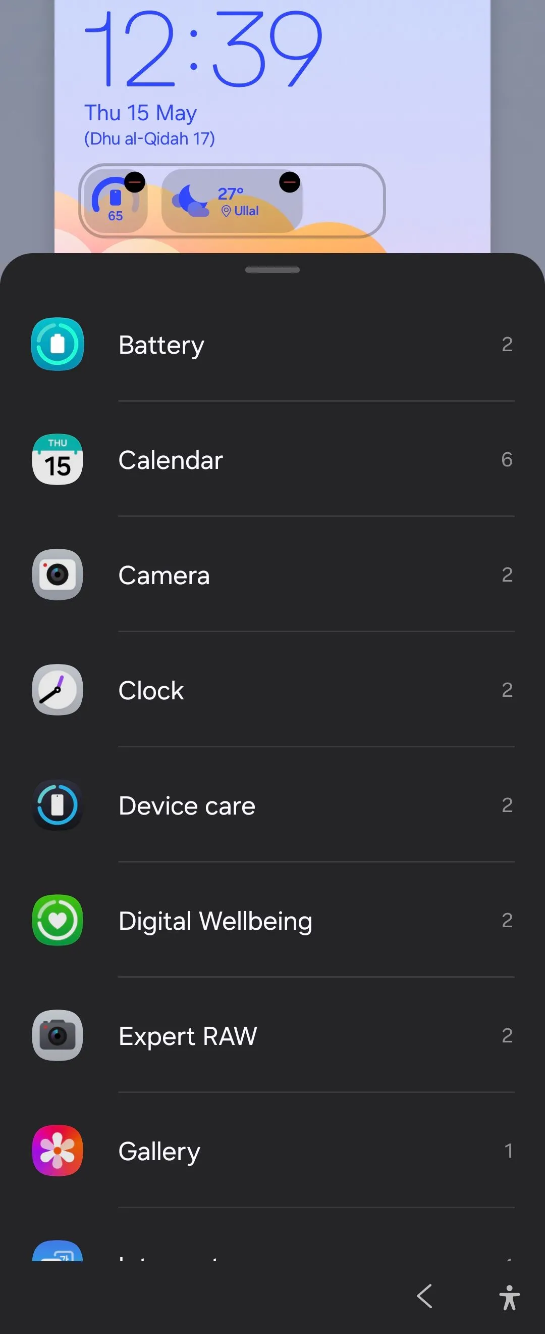 Các mini widget được hiển thị trên màn hình khóa của Samsung Galaxy Z Flip 6 với One UI 7