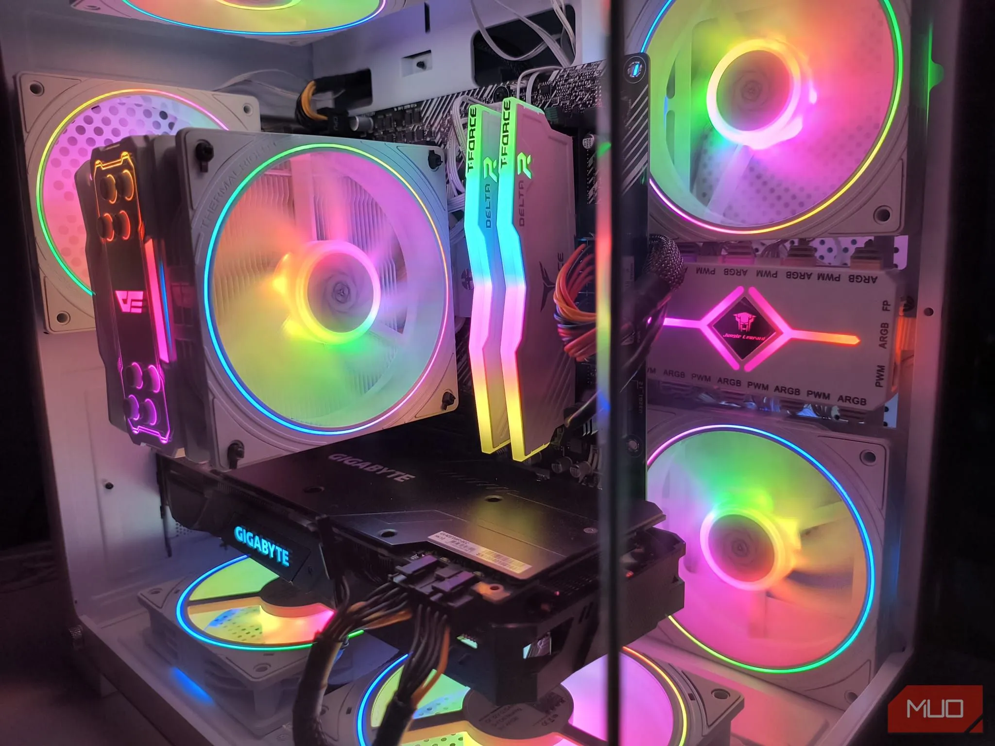 Các quạt tản nhiệt trong case PC đảm bảo luồng không khí tối ưu và nhiệt độ mát mẻ khi xử lý các tác vụ đồ họa nặng