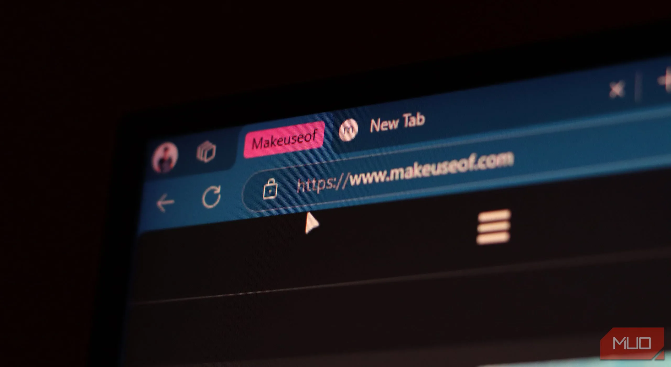 Các tab được nhóm trong trình duyệt Microsoft Edge với giao diện tab ngang