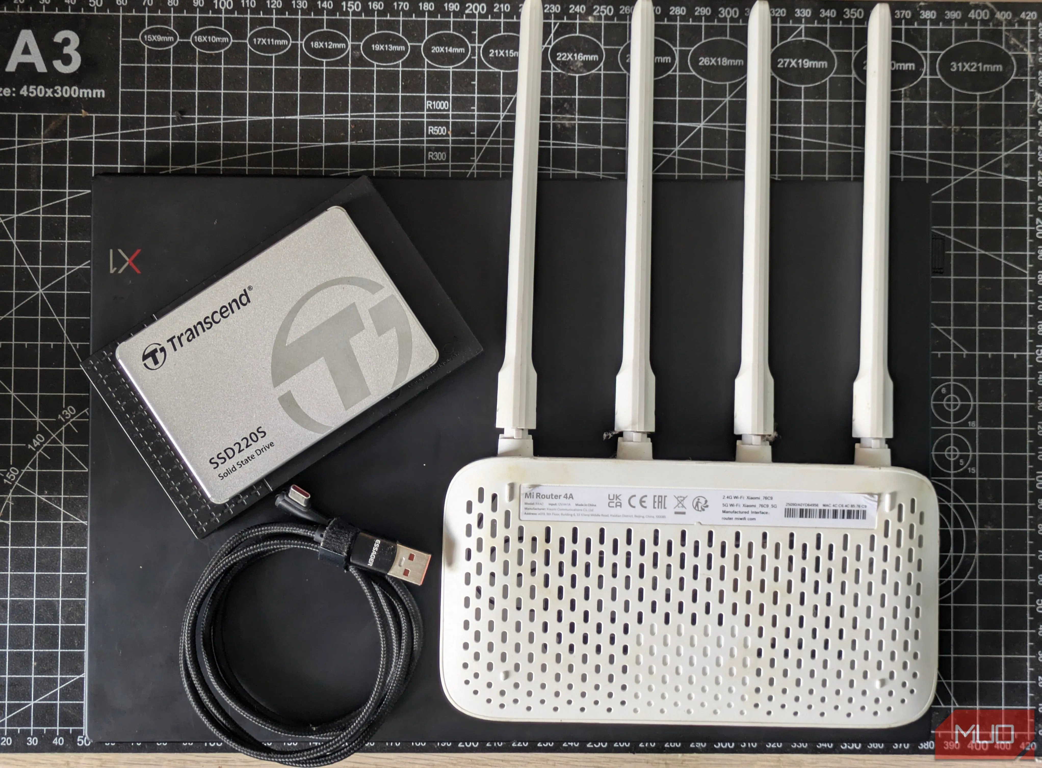 Các thành phần cần thiết để biến router có cổng USB thành hệ thống lưu trữ mạng NAS cơ bản.