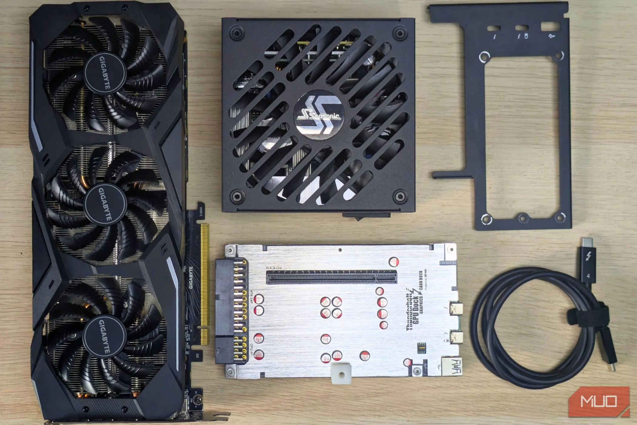 Các thành phần thiết yếu để xây dựng một bộ eGPU DIY hoàn chỉnh, bao gồm card đồ họa, nguồn PSU, và dock Thunderbolt.
