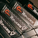 Các thanh RAM DDR5 xếp chồng lên nhau, minh họa cho việc lựa chọn bộ nhớ RAM thế hệ mới cho PC bền vững