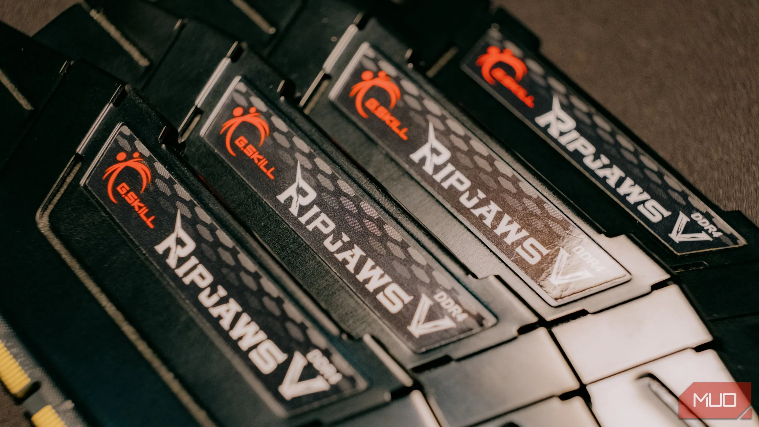 Các thanh RAM DDR5 xếp chồng lên nhau, minh họa cho việc lựa chọn bộ nhớ RAM thế hệ mới cho PC bền vững