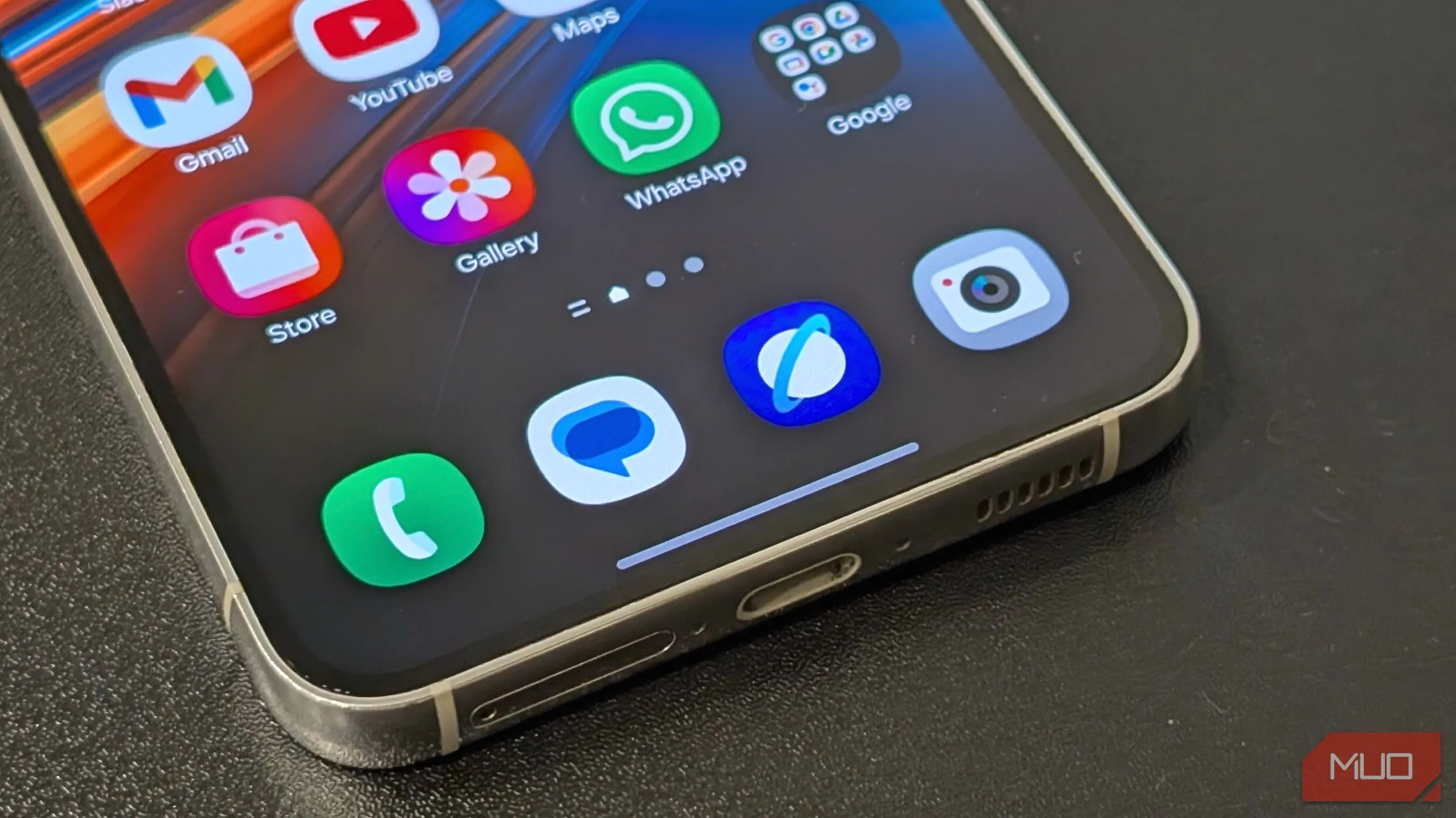 Các ứng dụng trên điện thoại Samsung Galaxy, bao gồm Phone, Samsung Internet và Gallery, cho thấy tình trạng ứng dụng trùng lặp.