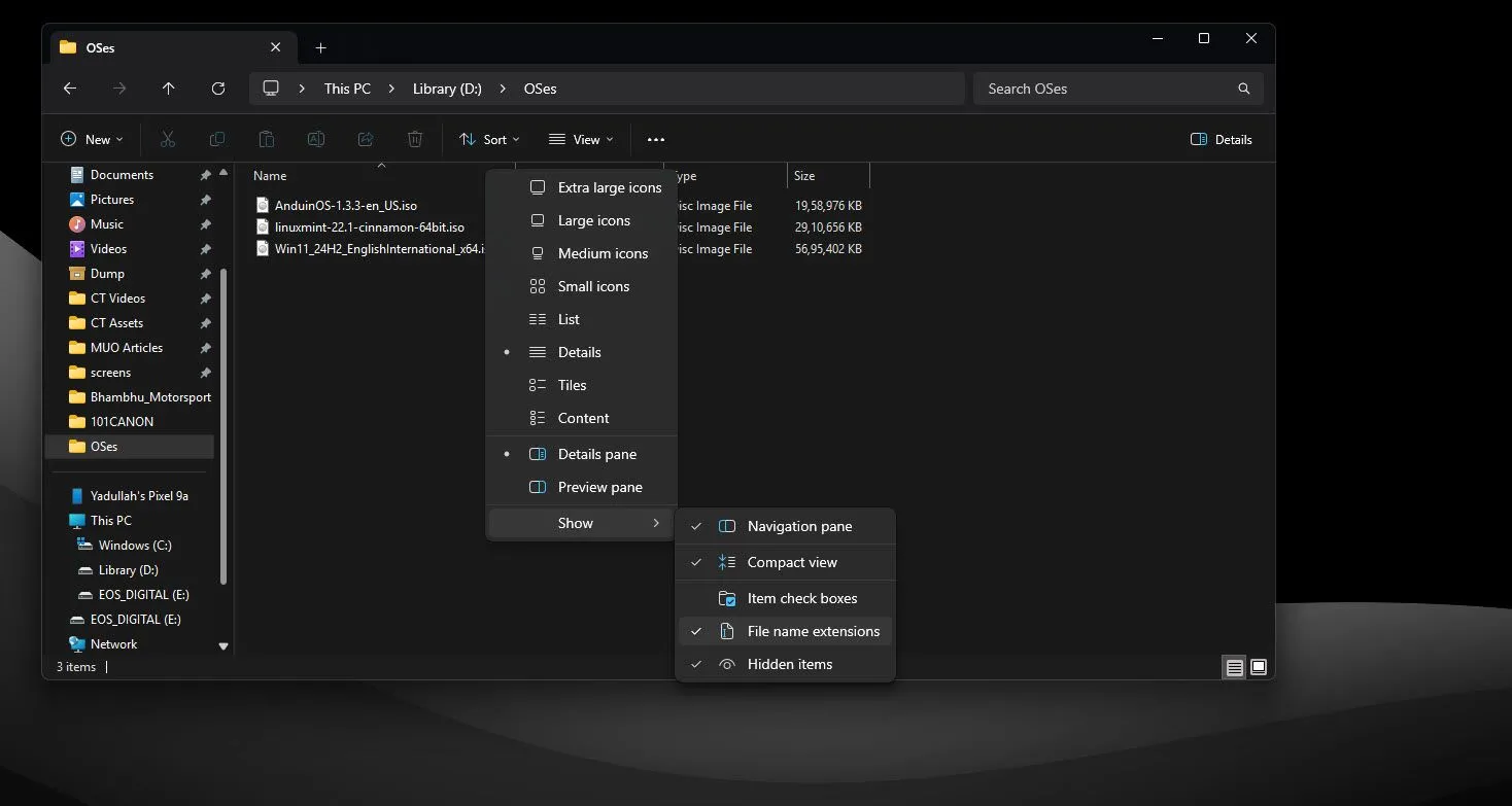 Cách bật tùy chọn hiển thị phần mở rộng tên tệp trong menu View của File Explorer trên Windows 11.