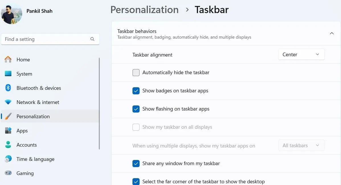 Cài đặt Cá nhân hóa Taskbar trong Windows 11, cho phép tùy chỉnh các biểu tượng và hành vi thanh tác vụ.